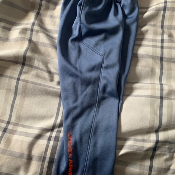 Size 4 Under Armour pants in excellent condition!! - Picture 3 of 3